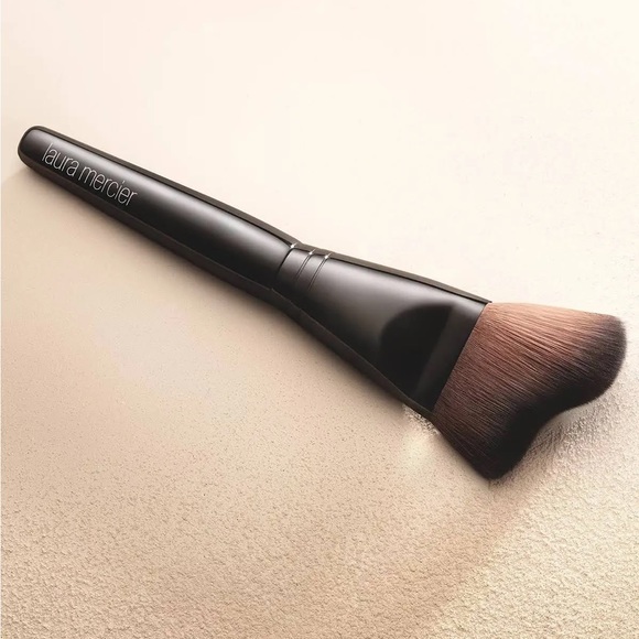 Laura Mercier Glow Powder Brush - Picture 1 of 4
